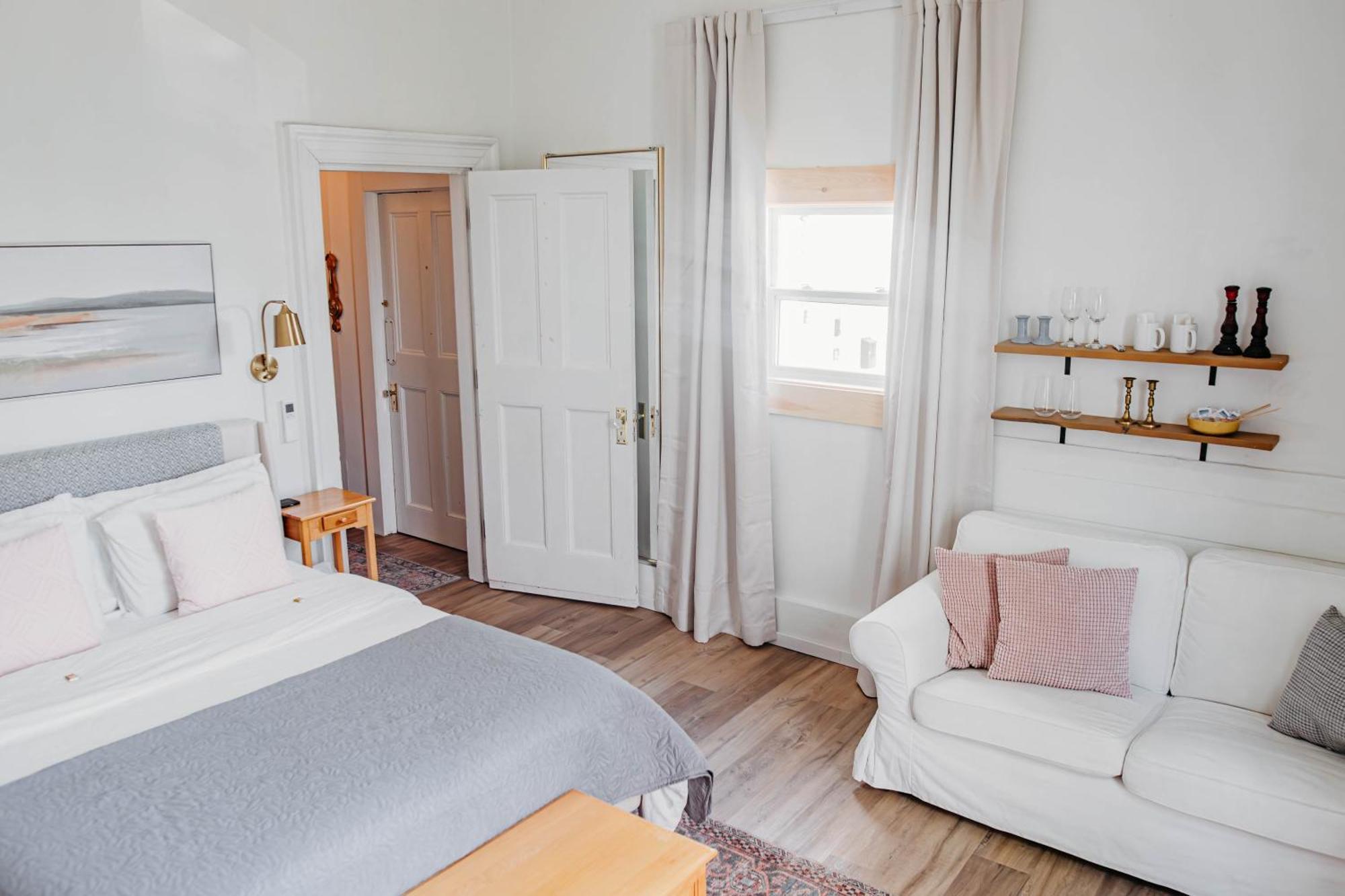 Deluxe Queen Suite
